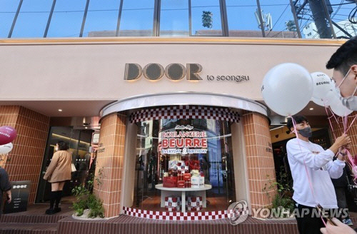 서울 성수동에 GS25 편의점의 플래그십 스토어 '도어투성수'(DOOR to seongsu)가 2022년 오픈했다. 도어투성수는 일반 제품 대신 GS25의 자체브랜드 상품과 버터맥주 등 단독상품을 판매하며 낮에는 원두커피와 매장에서 직접 구운 디저트를 판매하는 카페, 밤에는 맥주와 와인을 판매하는 펍으로 매장 분위기를 전환한다. 연합뉴스